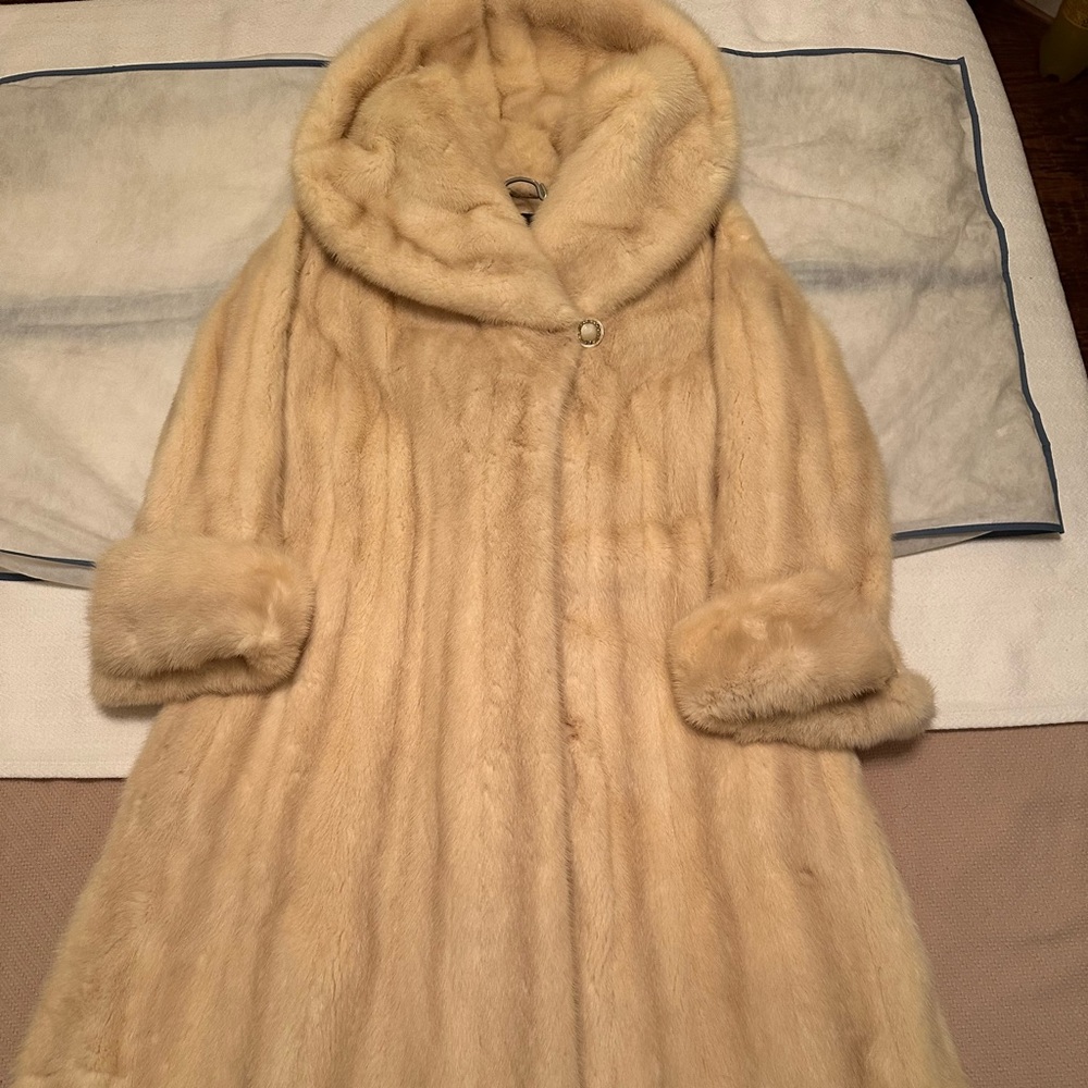 Blonde Mink Fur Knee Length Coat (Famous Barr)
Medium Size
Silk Lining